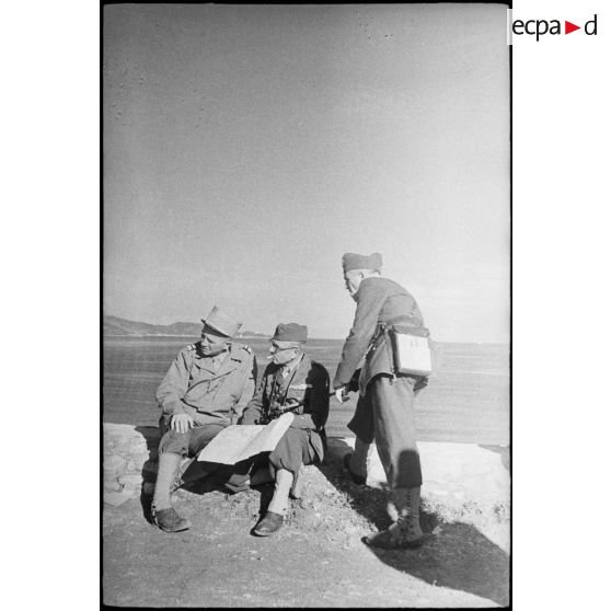 Au poste de commandement du général de brigade Charles Louchet, commandant l'infanterie divisionnaire de la 4e DMM (division marocaine de montagne), en rade de Saint Florent, celui-ci fait un point de situation avec le colonel Pierre Boyer de La Tour du Moulin, commandant le 2e GTM (groupe de tabors marocains).