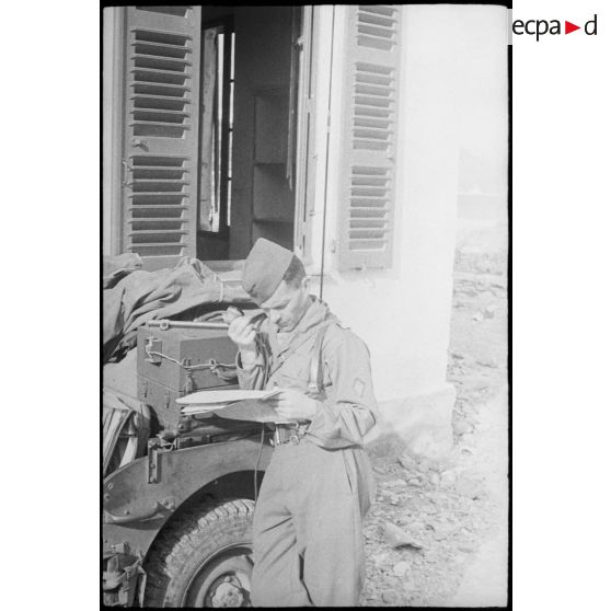 Un capitaine du DLO (détachement de liaison et d'observation) du IIIe groupe du 69e RAM (régiment d'artillerie de montagne) assure la liaison radio avec l'artillerie italienne qui appuie l'attaque française sur le col de San Stefano.