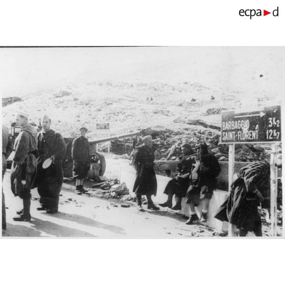 Après la prise du col de Teghime, des goumiers du 2e groupe de tabors marocains (GTM) sont rassemblés à l'intersection de routes menant à Barlaggio, Saint-Florent et Oletta.