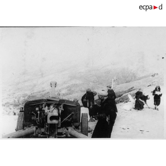 Après la prise du col de Teghime, des goumiers du 2e GTM (groupe de tabors marocains) marquent une pause à l'intersection de routes menant à Barlaggio, Saint-Florent et Oletta.