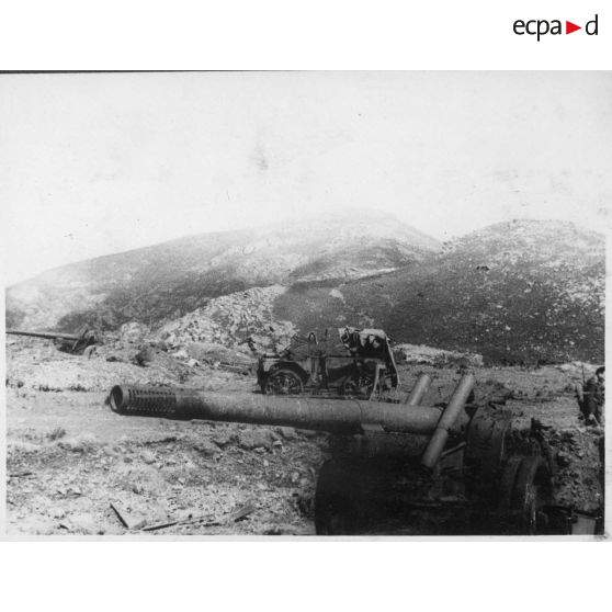 Des goumiers du 2e GTM (groupe de tabors marocains) examinent un canon de 152 mm (d'origine soviétique), abandonné par les Allemands probablement de la 90. Panzergrenadier division, à l'issue des combats au col de Teghime.