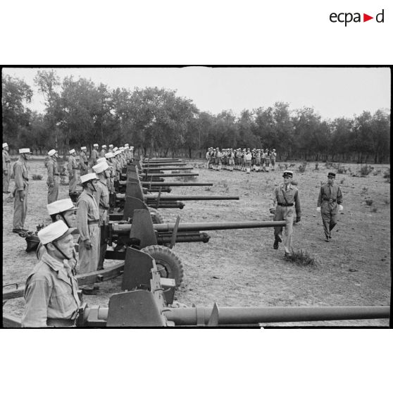 Le colonel Roger Miquel, chef de corps du 1er REC (régiment étranger de cavalerie), passe l'escadron antichars de l'unité en revue lors d'une prise d'armes près de la forêt de la Mamora.