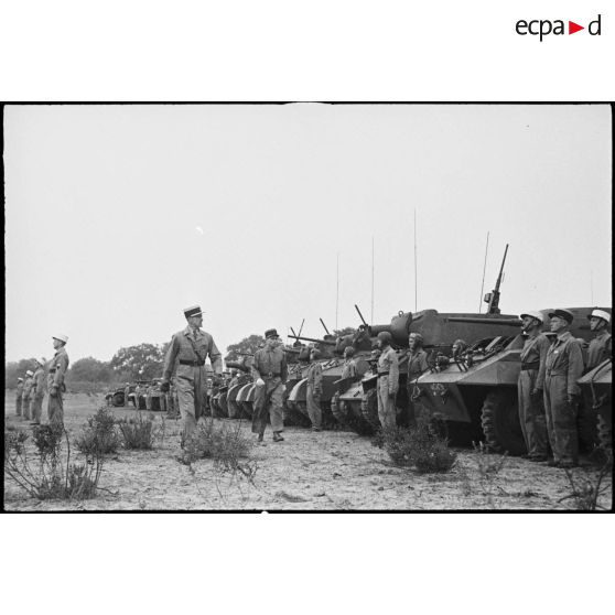 Le colonel Roger Miquel, chef de corps du 1er REC (régiment étranger de cavalerie), passe les blindés des escadrons de l'unité en revue lors d'une prise d'armes près de la forêt de la Mamora.