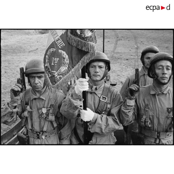 Portrait de groupe de la garde à l'étendard du 1er REC (régiment étranger de cavalerie) à bord d'un scout-car M3A1 lors d'une prise d'armes près de la forêt de la Mamora.