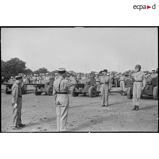 Le colonel Roger Miquel, chef de corps du 1er REC (régiment étranger de cavalerie), salue deux lieutenants chefs de peloton lors d'une prise d'armes près de la forêt de la Mamora.