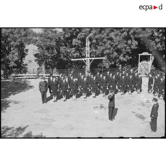 Présentation des élèves de l'école des transmissions des personnels féminins de l'armée de l'Air au commandant lors du rapport quotidien.