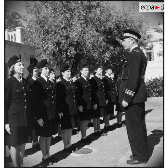 Le commandant de l'école des transmissions des personnels féminins de l'armée de l'Air s'adresse aux élèves rassemblées.