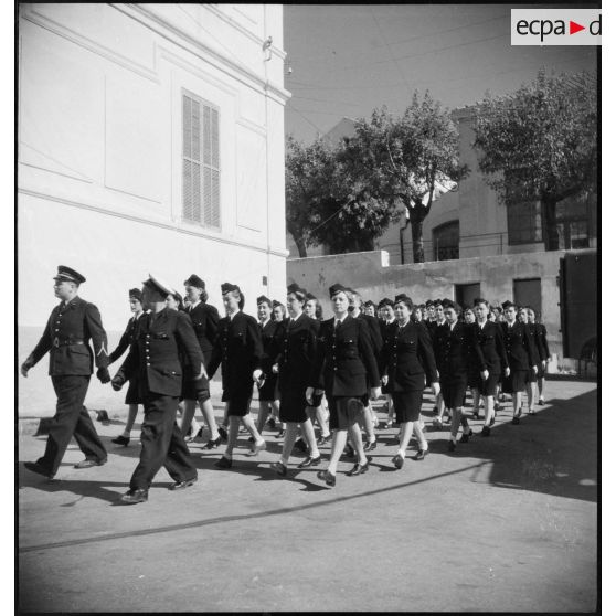 Les élèves de l'école des transmissions des personnels féminins de l'armée de l'Air se déplacent en ordre serré.