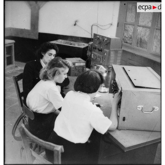 Instruction pratique de TSF pour des élèves de l'école des transmissions des personnels féminins de l'armée de l'Air : l'écoute en station.