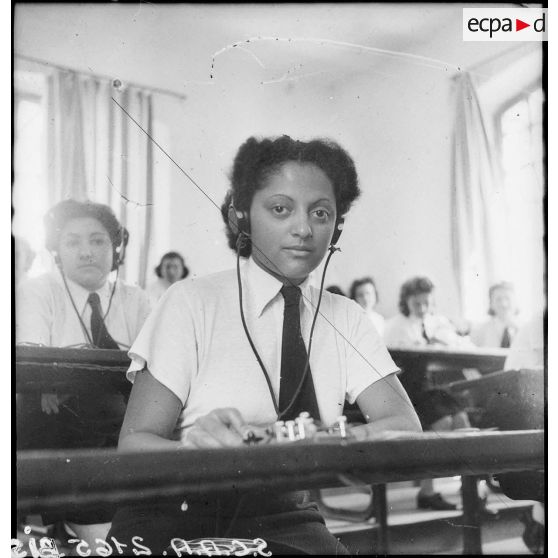 Instruction pratique de TSF pour des élèves de l'école des transmissions des personnels féminins de l'armée de l'Air.