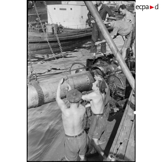 Chargement d'une torpille de 400 ou de 550 mm dans un des tubes lance-torpilles du sous-marin Casabianca.