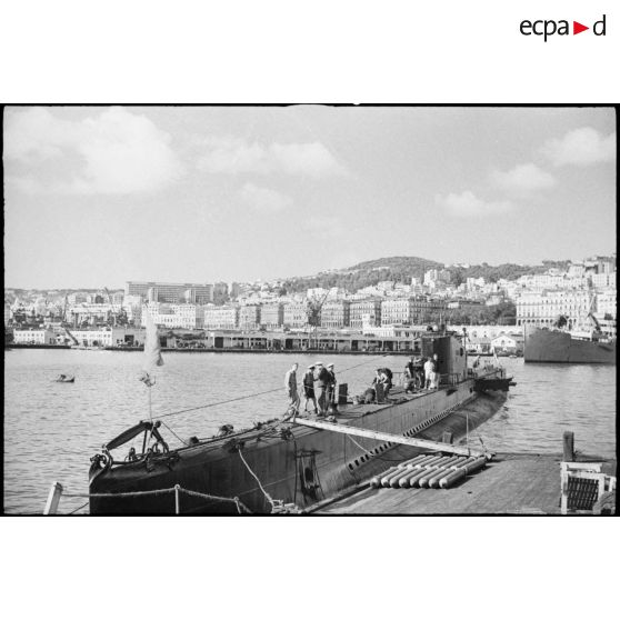 Le sous-marin Casabianca à quai dans le port d'Alger pendant le chargement et le ravitaillement avant un départ en mission.