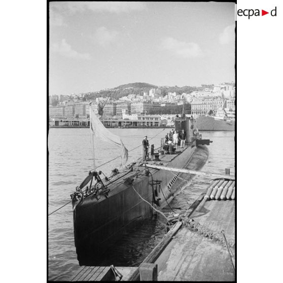 Le sous-marin Casabianca à quai dans le port d'Alger pendant le chargement et le ravitaillement avant un départ en mission.