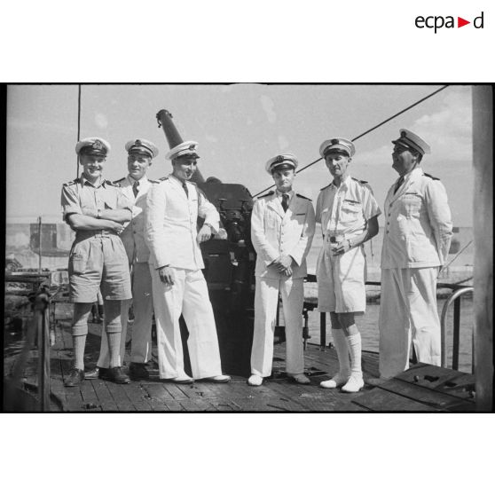 Portrait de groupe des officiers du sous-marin Casabianca sur le pont du bâtiment.