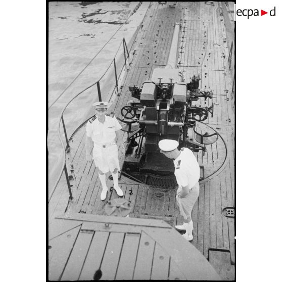 Portrait en plongée du capitaine de frégate Jean L'Herminier et de son officier en second sur le pont du sous-marin Casabianca.