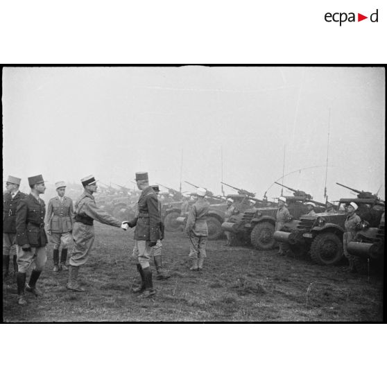 A l'issue d'une inspection de la 5e division blindée (DB), le général de corps d'armée Roger Leyer, aide-major général chargé de l'organisation, prend congé du colonel Roger Miquel, chef de corps du 1er régiment étranger de cavalerie (REC).