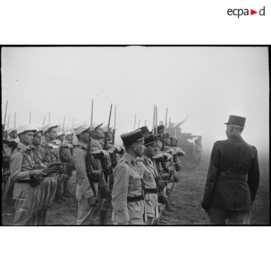 Lors d'une inspection de la 5e division blindée (DB), le général de corps d'armée Roger Leyer, aide-major général chargé de l'organisation, passe en revue le régiment de marche de la Légion étrangère (RMLE).