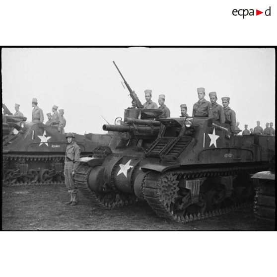 Obusiers automoteurs de 105 mm M7 Priest d'une batterie du 62e régiment d'artillerie d'Afrique (RAA) alignés lors d'une inspection du général de corps d'armée Roger Leyer, aide-major général chargé de l'organisation.