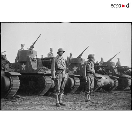 Obusiers automoteurs de 105 mm M7 Priest d'une batterie du 62e régiment d'artillerie d'Afrique (RAA) alignés lors d'une inspection du général de corps d'armée Roger Leyer, aide-major général chargé de l'organisation. A gauche, le commandant De Guerre.