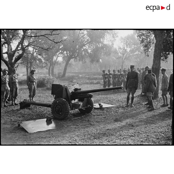 Lors d'une inspection de la 5e division blindée (DB), au centre d'instruction divisionnaire, un canon antichars de 57 mm est présenté au général de corps d'armée Roger Leyer, aide-major général chargé de l'organisation,