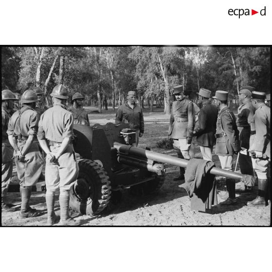 Lors d'une inspection de la 5e division blindée (DB), au centre d'instruction divisionnaire, un canon antichars de 57 mm est présenté au général de corps d'armée Roger Leyer, aide-major général chargé de l'organisation, en présence notamment d'un instructeur américain.