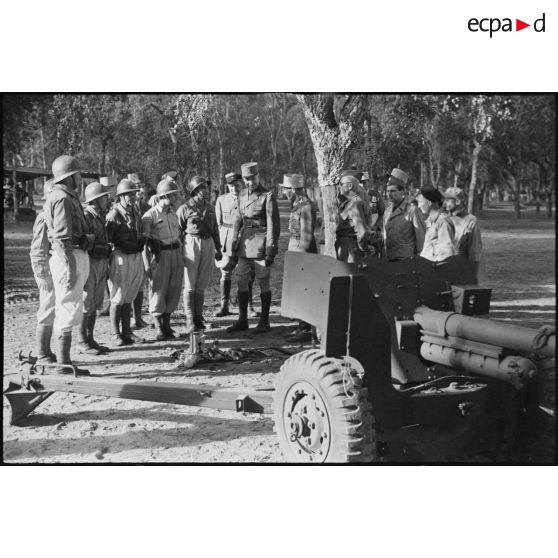 Lors d'une inspection de la 5e division blindée (DB), au centre d'instruction divisionnaire, un canon antichars de 57 mm est présenté au général de corps d'armée Roger Leyer, aide-major général chargé de l'organisation, en présence notamment d'instructeurs américains.