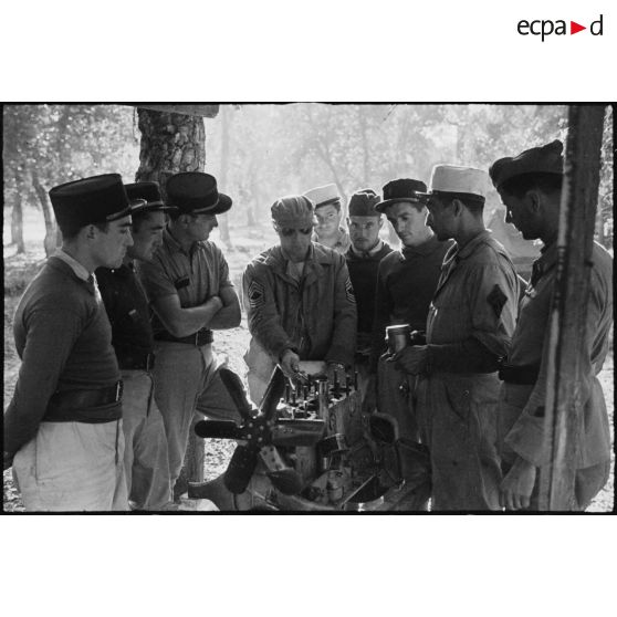 Un sergent-chef instructeur américain dispense un cours de mécanique à des légionnaires de la 5e division blindée (DB) au centre d'instruction divisionnaire.