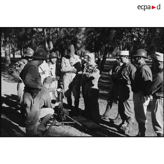 Un instructeur américain forme des légionnaires de la 5e division blindée (DB) à l'utilisation d'une mitrailleuse de 12,7 mm au centre d'instruction divisionnaire.