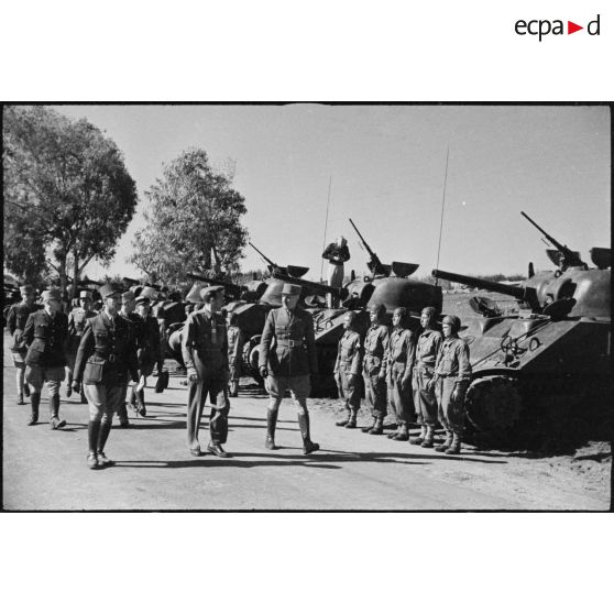 Lors d'une inspection de la 5e division blindée (DB), le général de corps d'armée Roger Leyer, aide-major général chargé de l'organisation, passe en revue les équipages et chars du 6e régiment de chasseurs d'Afrique (RCA).