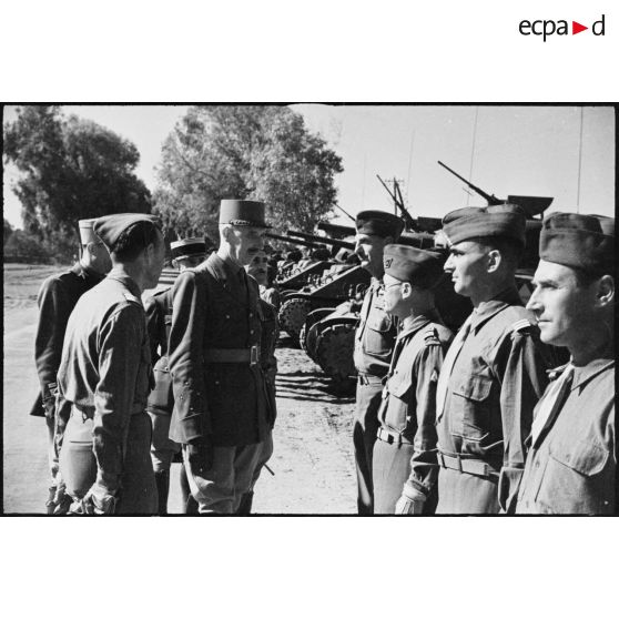 Lors d'une inspection de la 5e division blindée (DB) par le général de corps d'armée Roger Leyer, aide-major général chargé de l'organisation, des commandants d'escadrons du 6e régiment de chasseurs d'Afrique (RCA) lui sont présentés.