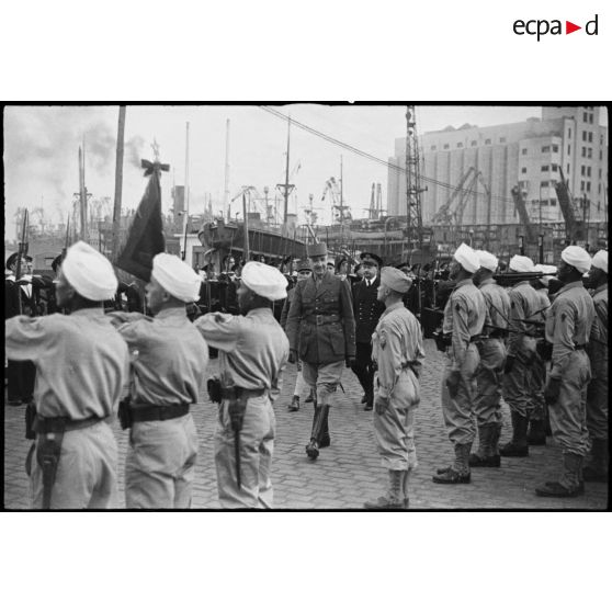 Le général de corps d'armée Roger Leyer arrive sur le port de Casablanca.