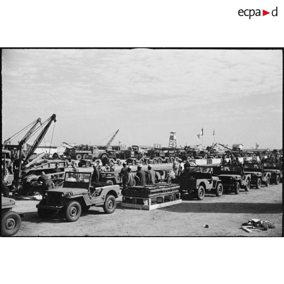 La chaîne de montage des jeeps Ford GPW et de leurs remorques livrées par les Etats-Unis dans le port de Casablanca.