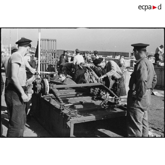 Des marins français montent une remorque "1 ton" pour camions GMC sur la chaîne de montage des matériels livrés par les Etats-Unis sur le port de Casablanca.