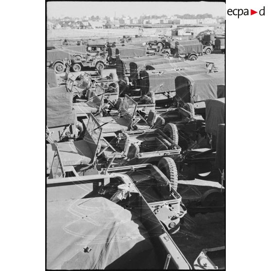 Stockage de jeeps Ford GPW et de remorques bâchées sur la chaîne de montage de matériel américain destiné aux troupes françaises sur le port de Casablanca.