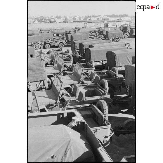 Stockage de jeeps Ford GPW et de remorques bâchées sur la chaîne de montage de matériel américain destiné aux troupes françaises sur le port de Casablanca.