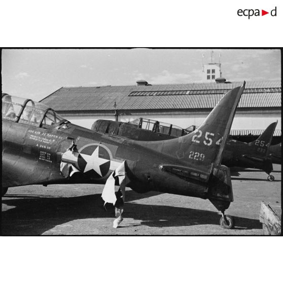 Empennage d'un Douglas SBD Dauntless américain destiné aux troupes françaises sur un quai du port de Casablanca.