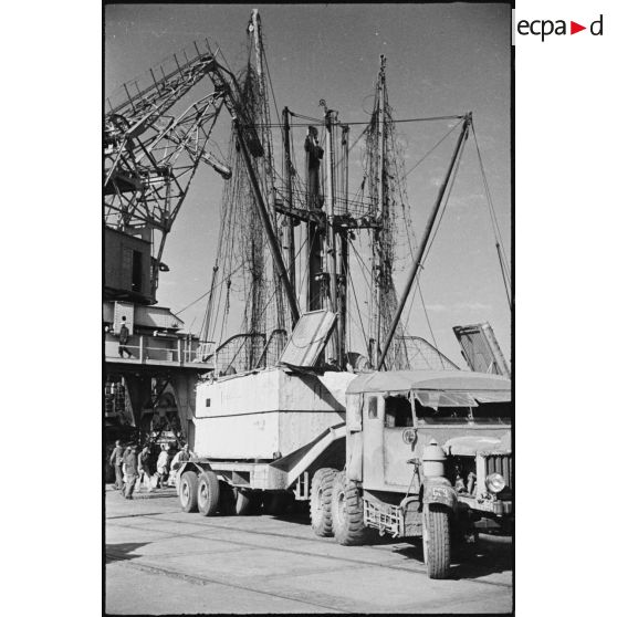 Un camion tracte une caisse de matériel depuis le port de Casablanca jusqu'à la chaine de montage.