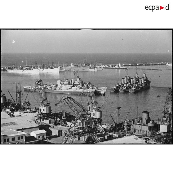 Vue du port de Casablanca : Liberty ships à quai et au déchargement.