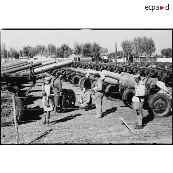 Stockage d'obusiers de 105 mm M2A2 d'origine américaine sur la chaîne de montage de Casablanca avant leur affectation dans les différentes unités françaises.