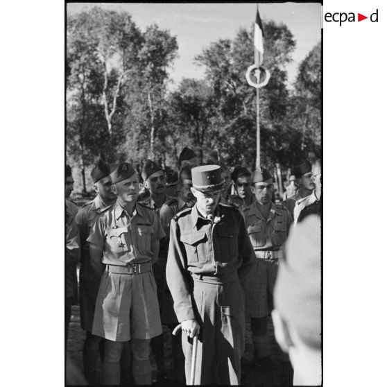 Le général de brigade Philippe Leclerc de Hauteclocque, commandant la 2e division blindée (2e DB).