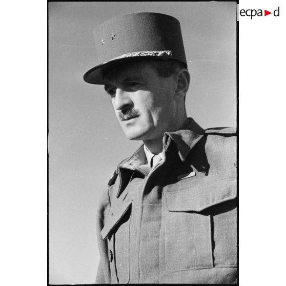 Portrait du général de brigade Philippe Leclerc de Hauteclocque, commandant la 2e division blindée (2e DB), lors d'une visite d'inspection du général de corps d'armée Roger Leyer, chef d'état-major général Guerre.