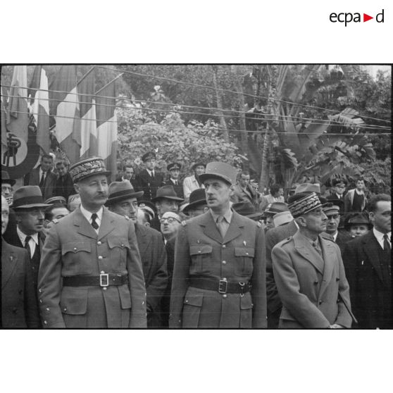 Portrait de groupe et en buste du général d'armée Giraud avec le général de brigade de Gaulle et le général d'armée Catroux attendant le défilé des troupes.