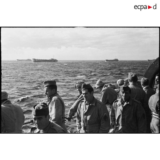 Des hommes de la 2e division d'infanterie marocaine (2e DIM) sont en partance pour l'Italie à bord d'un landing ship tanks (LST).