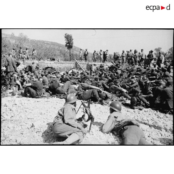 Des soldats allemands faits prisonniers après les combats du Garigliano, sont rassemblés sous la garde de tirailleurs à Monticelli, sur la route d'Esperia.