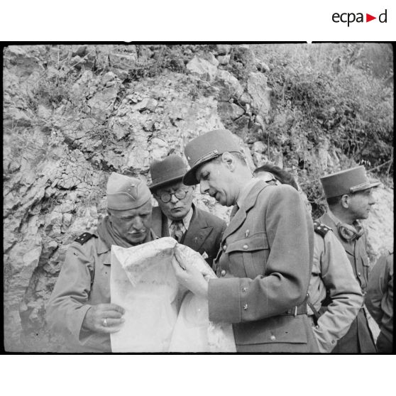 Les généraux de Monsabert, et De Gaulle ainsi que André Diethelm regardent la carte.