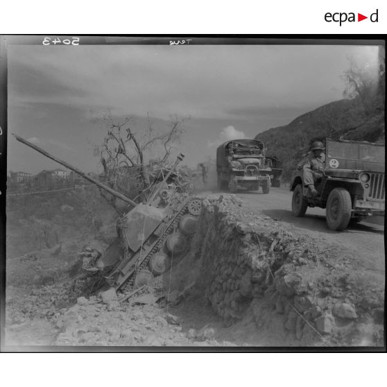 Sur la route reliant Pontecorvo à Pico, un convoi passe à hauteur de l'épave d'un chasseur de chars Marder III Ausf. H (Sd.kfz.138 de marque Praga), équipé d'un canon de 7,5 cm PaK 40, appartenant peut-être au 171 Panzerjäger- Abteilung (détachement de chasseurs de chars) de la 71. Infanterie-Division (division d'infanterie).