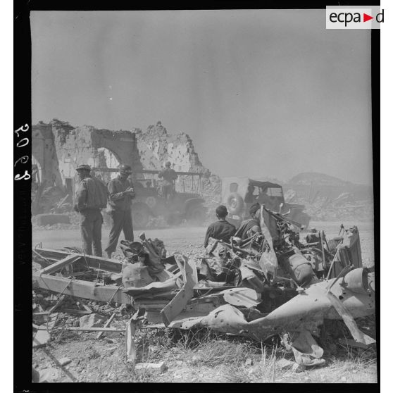 A Formia, des enfants italiens regardent passer un convoi de la Ve armée américaine progressant vers Rome. A l'arrière-plan, un véhicule installe une ligne téléphonique.