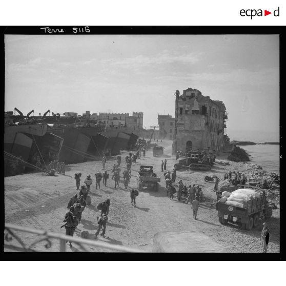 Offensive en direction de Rome : débarquement depuis des landing ships tanks (LSTs) de renforts et de véhicules américains dans le port d'Anzio.