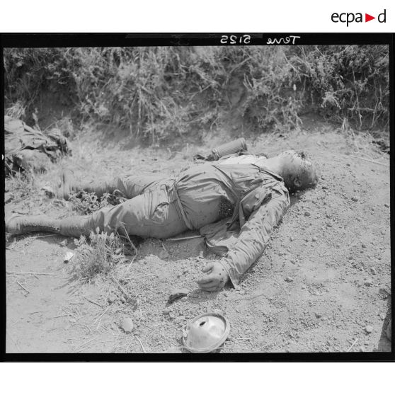 Cadavre d'un Allemand sur le bord de la route.