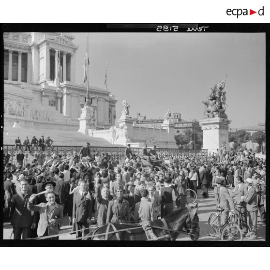 Les troupes italiennes acclament les alliés.